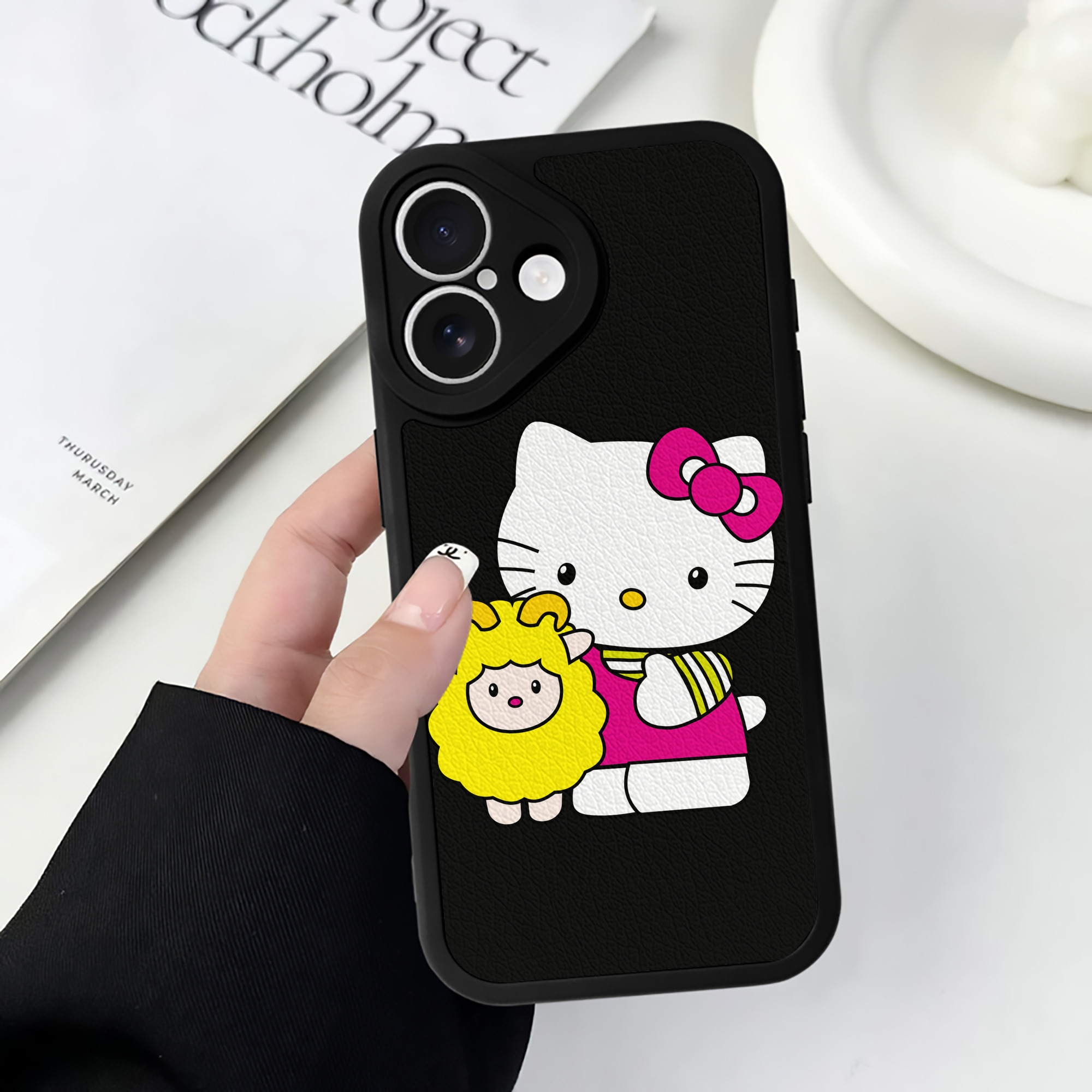（画像用） Hello Kitty ハローキティ 【iPhone 16シリーズ対応】シリコンスマホケース（レザー調） 材質：シリコン